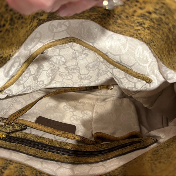 Michael Kors East West Hampton Bag - Picture 6 of 10